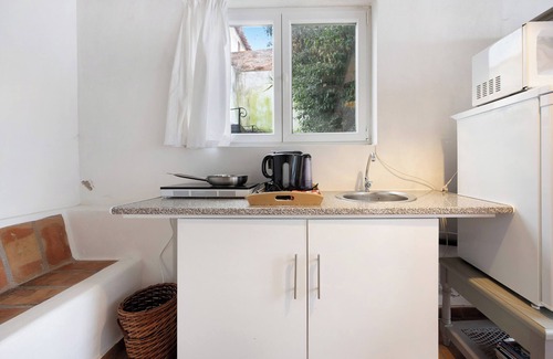Ferragudo Apartment | Studio Apartment 'Es Mohol' with Shared Terrace, Shared Garden and Wi-Fi