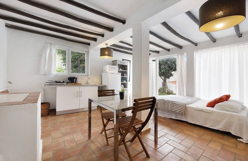 Ferragudo Apartment | Studio Apartment 'Es Mohol' with Shared Terrace, Shared Garden and Wi-Fi