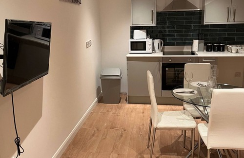 Walpole Apartment | Studio apartment in Ealing F5