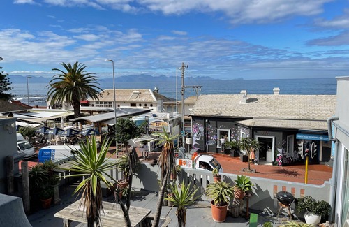 Kalk Bay Apartment | Studio apartment in the heart of Kalk Bay, 1 minute walk to the beach.