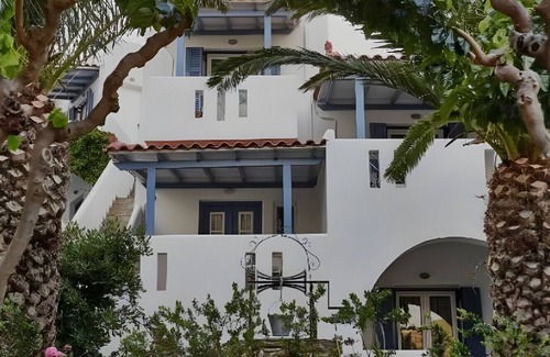 Gavrio Apartment | Studio Apartment 'Irene 2 Deluxe Double 5' with Shared Terrace, Wi-Fi and Air Conditioning