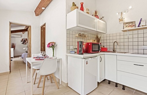 Carces Apartment | Studio Apartment 'La Cascade De Carces' with Private Terrace, Wi-Fi and Air Conditioning