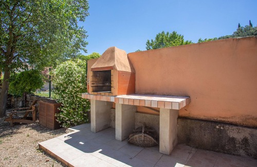 Carces Apartment | Studio Apartment 'La Cascade De Carces' with Private Terrace, Wi-Fi and Air Conditioning