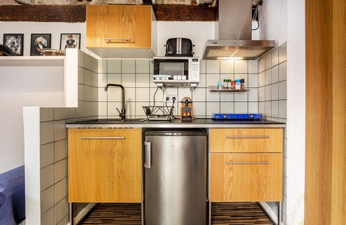 Barrio del Carmen Apartment | Studio Apartment 'Loft 1º with Roof Terrace' with Balcony, Wi-Fi and Air Conditioning