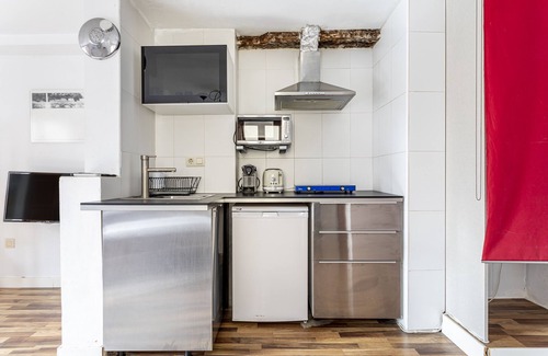 Barrio del Carmen Apartment | Studio Apartment 'Loft 3er Piso' with Shared Terrace, Wi-Fi and Air Conditioning