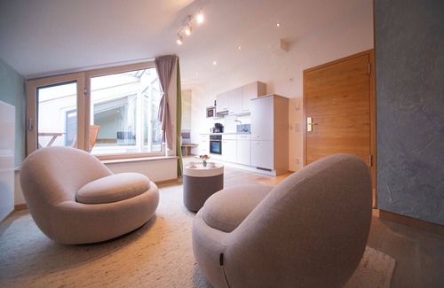 Pelham Apartment | Studio Apartment "Loggia" with Lake View, Private Garden & Wi-Fi