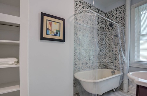 Deer Park Apartment | Studio apartment near all the coffee shops and restaurants in the Highlands