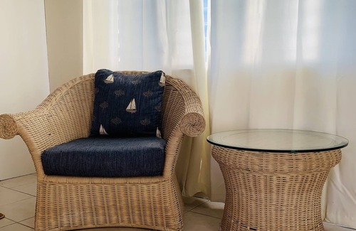 Sandy Ground Apartment | Studio Apartment on the beach above Roy's Bayside Grill.