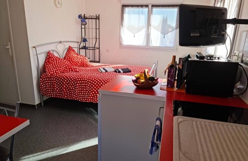 Roques Apartment | Studio Apartment 'Redhouse - Solarium' with Shared Pool, Wi-Fi and Air Conditioning