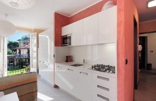 Arenzano Apartment | Studio Apartment 'Stefi' with Balcony and Air Conditioning