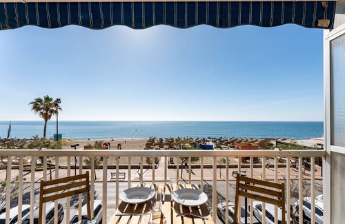 Fuengirola City Centre Apartment | Studio apartment 'Ventana al Mar' with sea-facing terrace and air conditioning