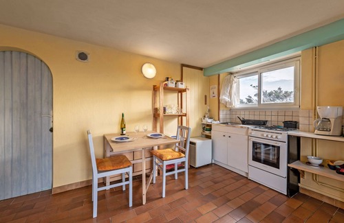 Plomodiern Apartment | Studio Apartment 'Vue Sur Mer' with Sea View, Private Terrace and Wi-Fi