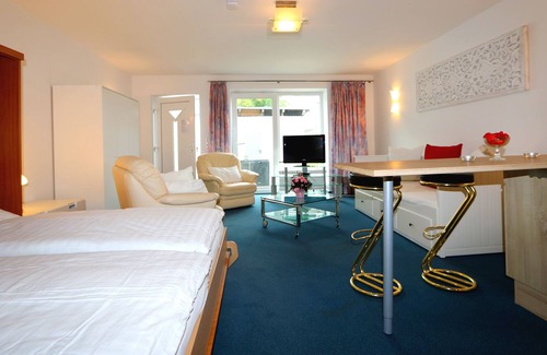 Sildemow Apartment | Studio apartment with terrace, own parking space and a small lake 500 m away