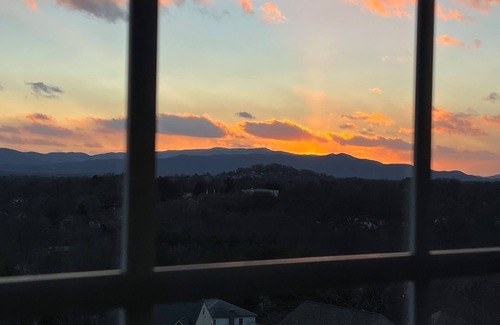 Roanoke Apartment | Studio Apartment with King Bed, Stunning View & Sauna