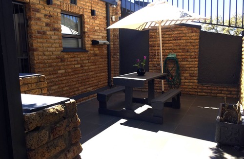 Mountainside Apartment | Studio apartment with sea view and direct view of Table Mountain