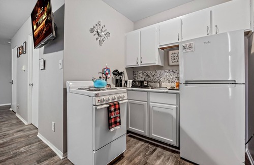Aurora Apartment | Studio apt/Aurora/Chicago suburb/FREE WIFI & Parking
