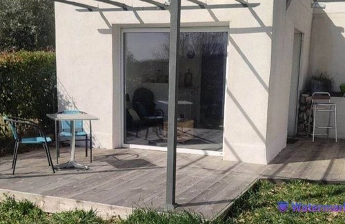 Fontienne Apartment | Studio Avec Terrasse Très Lumineux