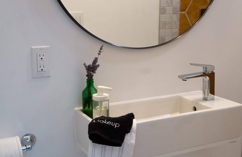Elora Apartment | Studio Blue tiny home retreat- quick walk to town, quiet, serene get away!