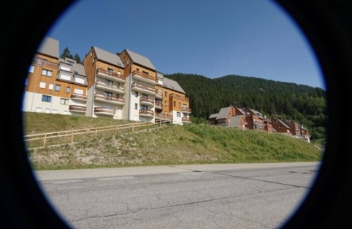 Le Pleynet Apartment | Studio cabin for 4 near slopes, balcony, parking, pets allowed