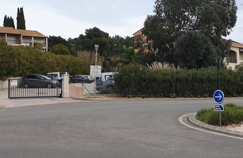 Giens Apartment | Studio Cabin in Giens with Terrace, Pool, and Parking