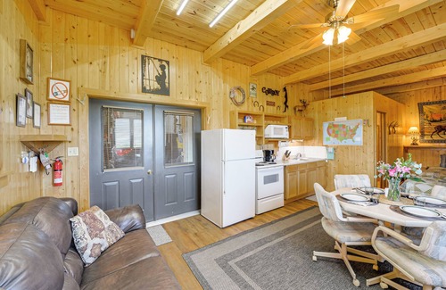 Cora Apartment | Studio Cabin w/Mtn Views by the Green River!