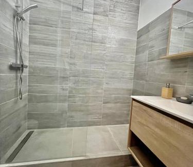 Le Grau-Du-Roi Apartment | STUDIO CABINE 4 PERSONNES AVEC TERRASSE ET PLACE DE PARKING PRIVATIVE