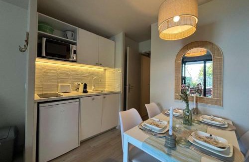 La Croix des Gardes Apartment | Studio cabine 5 couchages Cannes la Bocca avec piscine et parking - FR-1-609-102