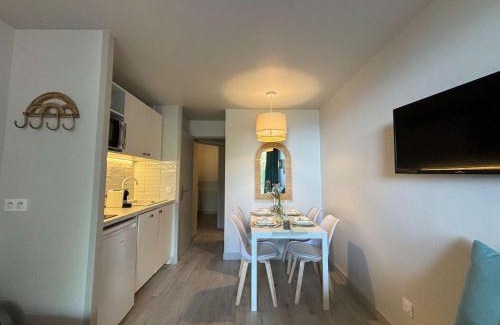 La Croix des Gardes Apartment | Studio cabine 5 couchages Cannes la Bocca avec piscine et parking - FR-1-609-102