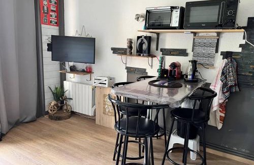 Les Angles Apartment | Studio Cabine au Centre des Angles avec Balcon, Casier à Skis, et Kitchenette Équipée - FR-1-593-86