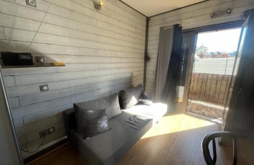 Les Angles Apartment | Studio Cabine au Centre des Angles avec Balcon, Casier à Skis, et Kitchenette Équipée - FR-1-593-86