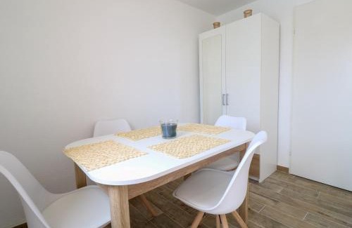 Saint-Cyprien Plage Apartment | Studio cabine climatisé avec piscine et parking, accès direct à la plage - FR-1-753-17