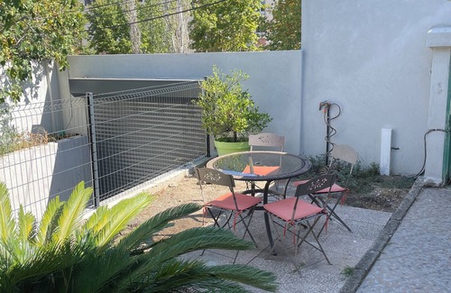 10th Arrondissement Apartment | Studio Calme Avec une Petite Terrasse Proximité Transport en Commun