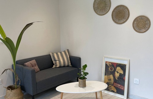 10th Arrondissement Apartment | Studio Calme Avec une Petite Terrasse Proximité Transport en Commun