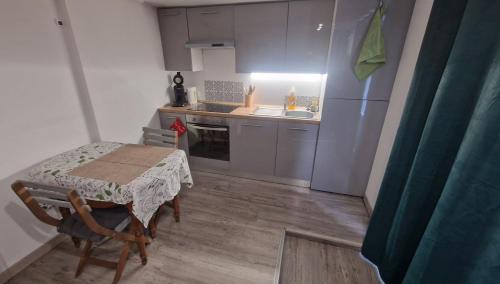 Bourges Apartment | Studio Cerf, quartier marais, terrasse rez de chaussé, jardin accessible, matelas confortable