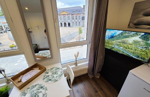 Maubeuge Apartment | Studio chaleureux et élégant en hyper centre de Maubeuge avec vue sur la porte de Mons et la place Vauban