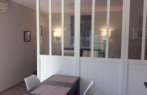 Villeneuve-les-Avignon Apartment | Studio climatisé avec petit jardin