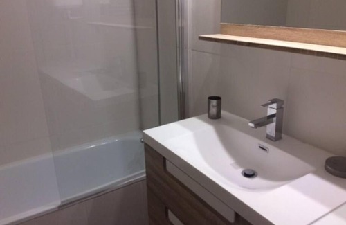 Villeneuve-les-Avignon Apartment | Studio climatisé avec petit jardin
