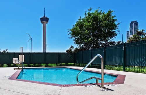 St. Paul Square Apartment | Studio Close to the Convention Center | Free Breakfast + Outdoor Pool