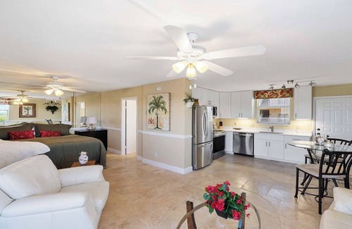 Bonita Springs Condo | Studio condo across the street from the beach - BBT5902
