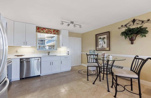 Bonita Springs Condo | Studio condo across the street from the beach - BBT5902