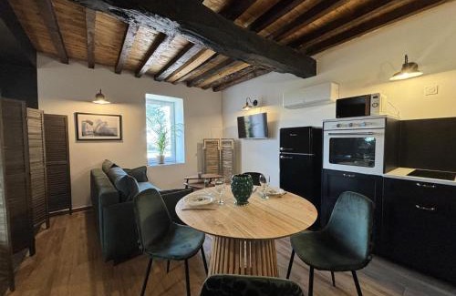 Montaigu-le-Blin Apartment | Studio cosy à Montaigu-le-Blin avec jardin et parking - FR-1-489-520