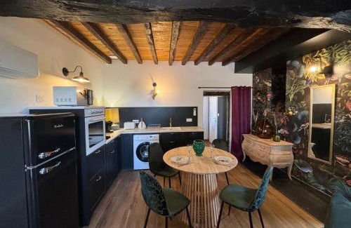 Montaigu-le-Blin Apartment | Studio cosy à Montaigu-le-Blin avec jardin et parking - FR-1-489-520