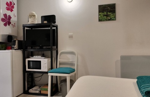 Bourges Apartment | Studio Cosy 5mn à Pied Centre Ville, Arrêt bus , web