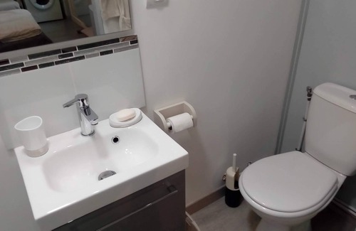 Bourges Apartment | Studio Cosy 5mn à Pied Centre Ville, Arrêt bus , web