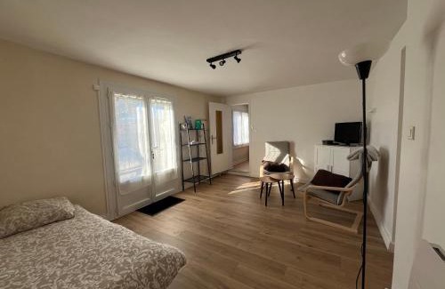 Saint-Germain-Lembron Apartment | Studio cosy avec borne de recharge
