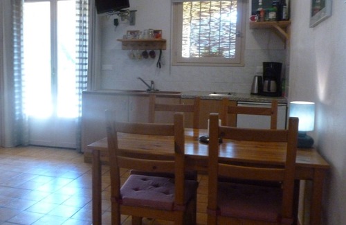 Le Luc Apartment | Studio, dans la campagne Centre VarnStudio, in the countryside, Var, Provence.