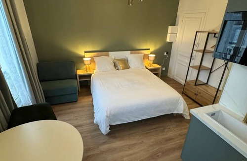 Neuilly-sur-Seine Apartment | Studio de Charme Parisien