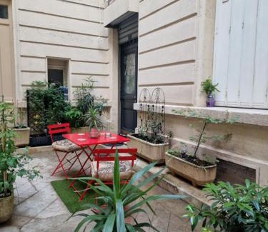 8th Arrondissement Apartment | Studio de charme Paris Champs Elysees