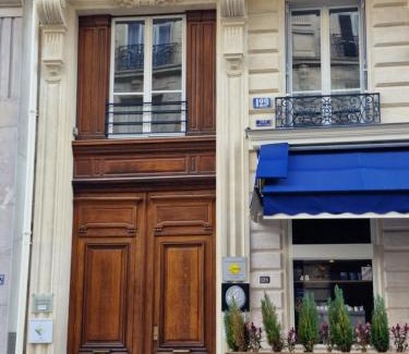 8th Arrondissement Apartment | Studio de charme Paris Champs Elysees