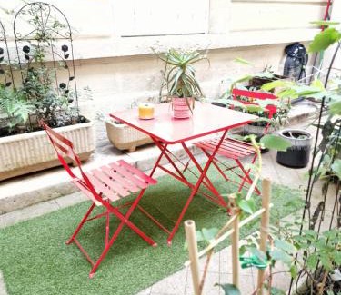 8th Arrondissement Apartment | Studio de charme Paris Champs Elysees